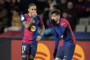 记者：今日佩德里突发肠胃炎缺席原定训练，拉菲尼亚完成部分训练