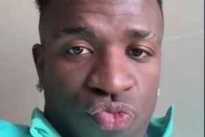 感情火热维尼修斯女友社媒晒出视频通话截图，二人隔空飞吻