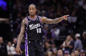 予取予求！德罗赞9中8拿到半场最高18分 三分1中1