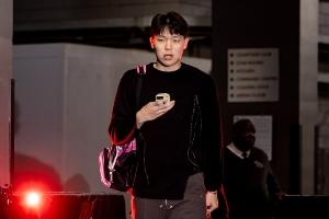 小杨剪头了？杨瀚森今日入场照 风格偏商务 头发剪短了些