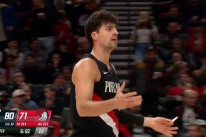 阿夫迪亚上篮被围堵失误 斯普利特暴怒吃T！教练生涯首记！