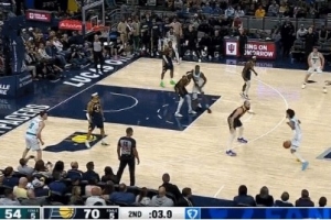 这么抽象了吗？半场结束前最后一攻 三球突破拉杆上空篮没中