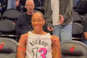 羡慕热巴的一天！阿贾现场观战 前后反穿专门露出男友名字与号码