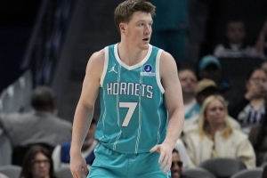 克尼佩尔生涯前15战已投进50+三分 NBA历史最快