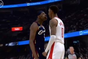 发生口角！小贾抢篮板和汤姆林发生争执 双方贴脸对喷被队友拉开