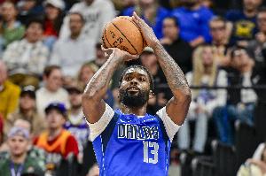 下半场机会少！马绍尔11中7&三分5中3拿到23分5板 上半场19分