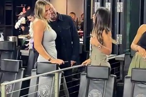 实拍萨巴伦卡与安东内拉聊天，梅西老婆这一对比感觉好娇小~