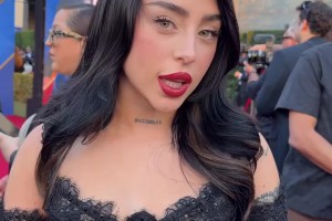 烈焰红唇~亚马尔前女友身穿黑色小礼服现身活动，好漂亮呀~