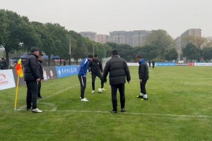 氛围轻松！湖北队赛前热身环节：前国脚梅方与队友抢圈！