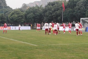 现场实拍：彭伟国角球区附近开任意球，后点队友包抄偏出！