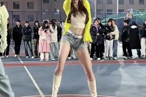 广场舞大妈：为什么她们可以在球场跳，我们就不行？