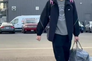 完美融入~开拓者飞往客场，杨瀚森背小粉书包与工作人员打招呼~